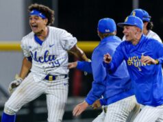 O heroísmo de Mulivai Levu na nona entrada impulsiona o beisebol da UCLA para as semifinais do Big Ten Um exultante Mulivai Levu (à direita) será assediado por companheiros de equipe depois de acertar a mosca de sacrifício da vitória no nono turno da vitória da UCLA por 4-3 sobre Purdue nas quartas de final do Big Ten em 22 de maio de 2026 em Omaha, Nebraska.
