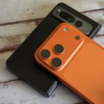 Apple iPhone 16 Pro Max ao lado de uma pelúcia descontente