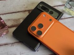 O iPhone Ultra da Apple precisa fazer mais do que exibir seu logotipo para vencer a Samsung e o Google Apple iPhone 16 Pro Max ao lado de uma pelúcia descontente