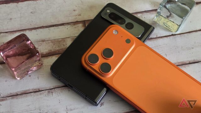Apple iPhone 16 Pro Max ao lado de uma pelúcia descontente