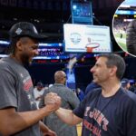 O atacante do St. John's Red Storm, Zuby Ejiofor, cumprimenta Mike Repole após o St. John's Red Storm se tornar o campeão do Big East Championship de 2025 no Madison Square Garden em Nova York, Nova York, EUA, sábado, 15 de março de 2025