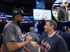 O impulsionador do bilionário St. John, Mike Repole, faz sua proposta para comprar parte dos Jets: ‘Ligue para mim’ O atacante do St. John's Red Storm, Zuby Ejiofor, cumprimenta Mike Repole após o St. John's Red Storm se tornar o campeão do Big East Championship de 2025 no Madison Square Garden em Nova York, Nova York, EUA, sábado, 15 de março de 2025