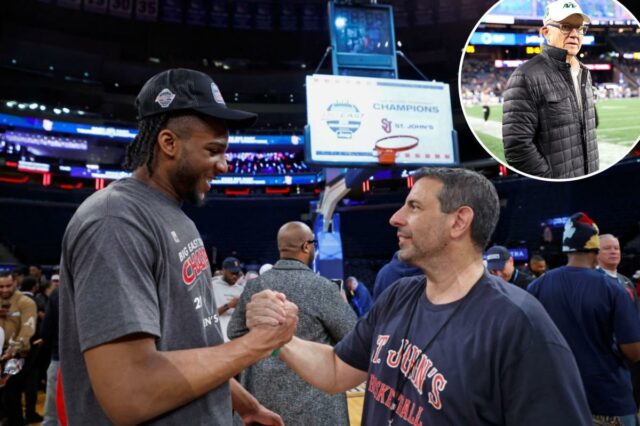 O impulsionador do bilionário St. John, Mike Repole, faz sua O atacante do St. John's Red Storm, Zuby Ejiofor, cumprimenta Mike Repole após o St. John's Red Storm se tornar o campeão do Big East Championship de 2025 no Madison Square Garden em Nova York, Nova York, EUA, sábado, 15 de março de 2025