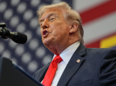 O índice de aprovação de Donald Trump despenca em todos os traços de personalidade President Donald Trump speaks at a charter school in The Villages, Fla., Friday, May 1, 2026.
