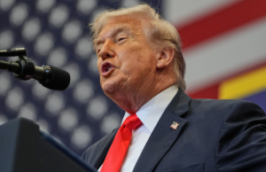 O índice de aprovação de Donald Trump despenca em todos os traços de personalidade President Donald Trump speaks at a charter school in The Villages, Fla., Friday, May 1, 2026.