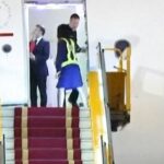 No vídeo viral de maio do ano passado, a primeira-dama foi vista empurrando o rosto do presidente francês enquanto o casal se preparava para descer de um avião no Vietnã.