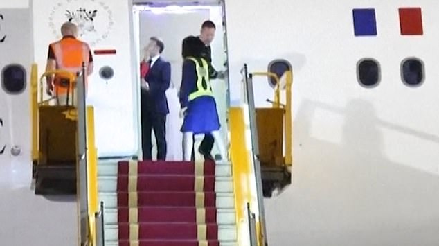 O infame 'tapa' de Brigitte Macron em Emmanuel 'foi desencadeado No vídeo viral de maio do ano passado, a primeira-dama foi vista empurrando o rosto do presidente francês enquanto o casal se preparava para descer de um avião no Vietnã.