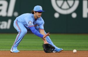 O infielder do Rangers, Josh Smith, será hospitalizado por pelo menos uma semana com diagnóstico de meningite viral Josh Smith, do Texas Rangers, jogando uma bola rasteira.