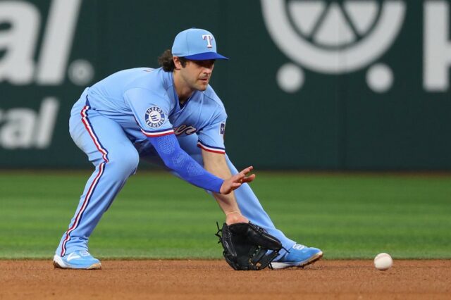 Josh Smith, do Texas Rangers, jogando uma bola rasteira.