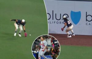 O início de pesadelo de Fernando Tatis Jr. continua enquanto o erro leva ao Grand Slam da Little League Um jogador de beisebol com uniforme branco e azul escuro e uma luva vermelha joga uma bola de beisebol em um campo verde durante um jogo com um placar mostrando Cardinals vs. Padres, 5ª entrada, placar de 0-0.