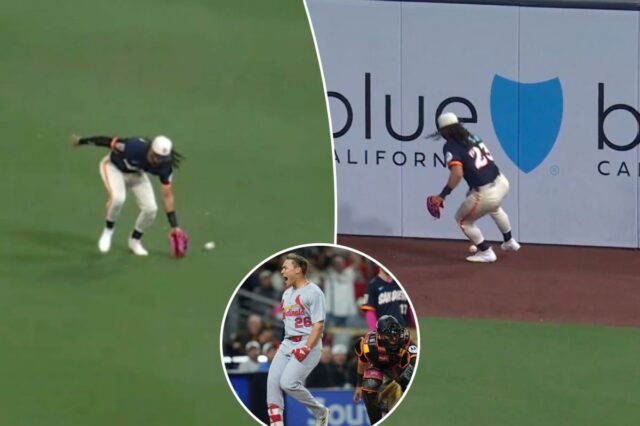 Um jogador de beisebol com uniforme branco e azul escuro e uma luva vermelha joga uma bola de beisebol em um campo verde durante um jogo com um placar mostrando Cardinals vs. Padres, 5ª entrada, placar de 0-0.