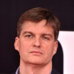 O investidor da 'Big Short' Michael Burry confirma que vendeu a GameStop e diz que está vendendo a descoberto a Palantir