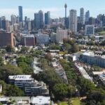 Carros estacionados na garagem ao lado da placa For Lease