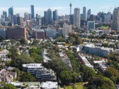 O investimento em aluguel está morto? Reforma tributária para afastar as pessoas das estratégias populares Carros estacionados na garagem ao lado da placa For Lease