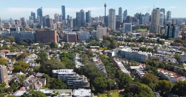 O investimento em aluguel está morto? Reforma tributária para afastar Carros estacionados na garagem ao lado da placa For Lease