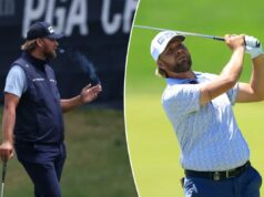 O jogador de golfe Daniel Brown fuma cigarros com fãs em cena engraçada do campeonato PGA Daniel Brown, da Inglaterra, acerta sua segunda tacada no buraco 18 durante a terceira rodada do PGA Championship no Aronimink Golf Club em 16 de maio de 2026 em Newtown, Pensilvânia.