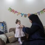 A pequena Sana, cujo nascimento coincidiu com a morte de seu pai, Yehiya Sbeih, no ano passado, na casa de sua família no centro da cidade de Gaza (Abdelhakim Abu Riash/Al Jazeera)