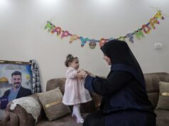 O jornalista de Gaza morto no dia em que sua filha nasceu A pequena Sana, cujo nascimento coincidiu com a morte de seu pai, Yehiya Sbeih, no ano passado, na casa de sua família no centro da cidade de Gaza (Abdelhakim Abu Riash/Al Jazeera)