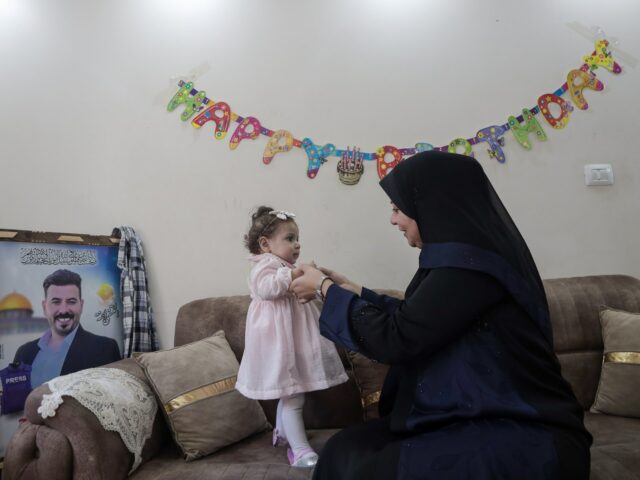 A pequena Sana, cujo nascimento coincidiu com a morte de seu pai, Yehiya Sbeih, no ano passado, na casa de sua família no centro da cidade de Gaza (Abdelhakim Abu Riash/Al Jazeera)