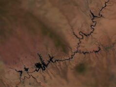 O lapso de tempo do Lago Powell mostra o declínio dos níveis de água nos últimos 14 anos The