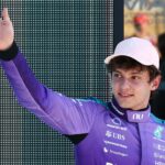 O piloto italiano da Mercedes, Kimi Antonelli, comemora após conquistar a pole position durante a sessão de qualificação para o Grande Prêmio de Fórmula 1 de Miami de 2026, no Autódromo Internacional de Miami, em Miami Gardens, Flórida, em 2 de maio de 2026. (Foto de CHARLY TRIBALLEAU / AFP)