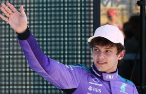 O líder adolescente da F1, Antonelli, conquista a pole em Miami com a mudança do horário de início da corrida O piloto italiano da Mercedes, Kimi Antonelli, comemora após conquistar a pole position durante a sessão de qualificação para o Grande Prêmio de Fórmula 1 de Miami de 2026, no Autódromo Internacional de Miami, em Miami Gardens, Flórida, em 2 de maio de 2026. (Foto de CHARLY TRIBALLEAU / AFP)
