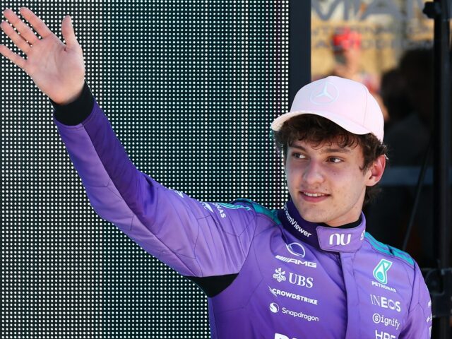 O piloto italiano da Mercedes, Kimi Antonelli, comemora após conquistar a pole position durante a sessão de qualificação para o Grande Prêmio de Fórmula 1 de Miami de 2026, no Autódromo Internacional de Miami, em Miami Gardens, Flórida, em 2 de maio de 2026. (Foto de CHARLY TRIBALLEAU / AFP)