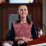 Foto divulgada pela assessoria de imprensa da Presidência do México mostra a presidente do México, Claudia Sheinbaum, durante sua coletiva de imprensa diária no Palácio Nacional da Cidade do México, em 25 de maio de 2026. O México tem
