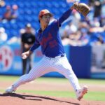 O arremessador do New York Mets, Jonah Tong, lança um arremesso durante o treinamento de primavera.