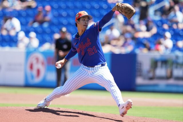 O arremessador do New York Mets, Jonah Tong, lança um arremesso durante o treinamento de primavera.