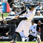 O jogador do New York Yankees, Trent Grisham, balança uma bola de beisebol durante um jogo.