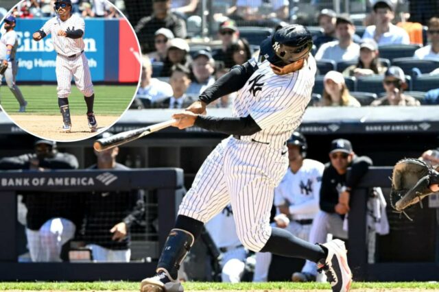 O jogador do New York Yankees, Trent Grisham, balança uma bola de beisebol durante um jogo.