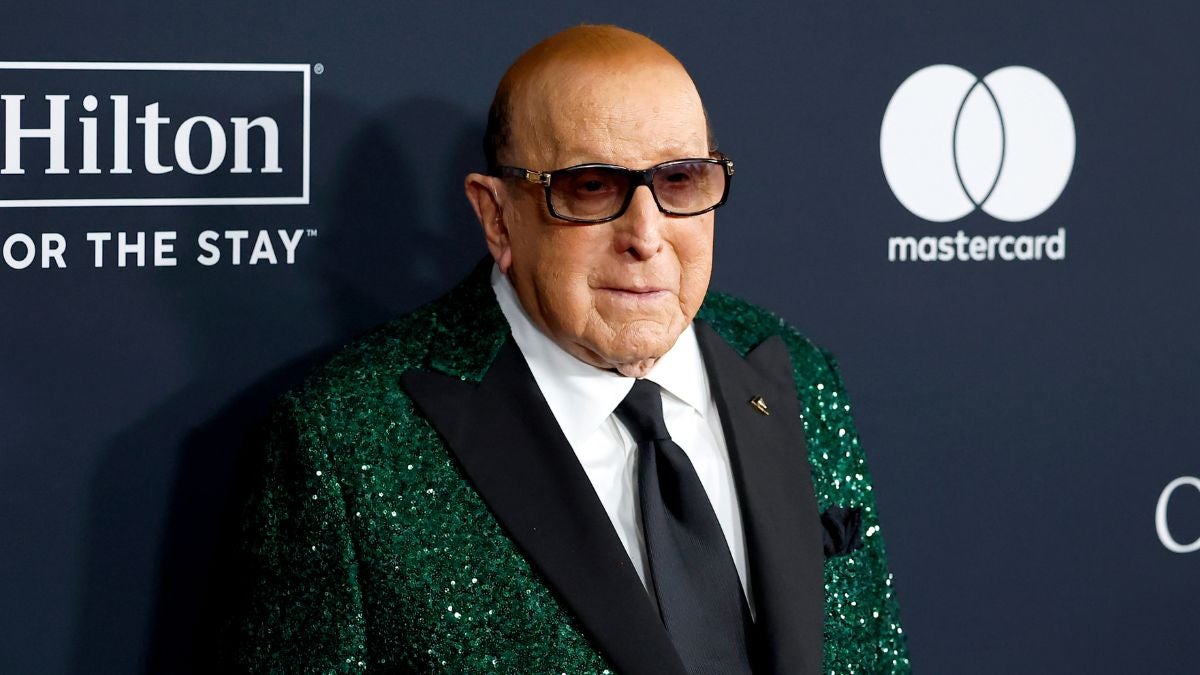 O magnata da música Clive Davis hospitalizado na cidade de Nova York, lutando contra uma infecção respiratória superior