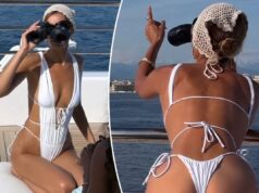 O maiô minúsculo de Bella Hadid é completamente aberto nas costas e nas laterais Mulher modelando um maiô branco da Índia.