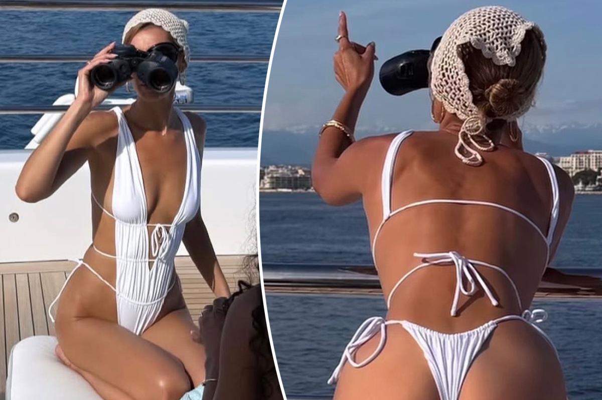 Mulher modelando um maiô branco da Índia.