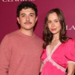 O marido da grávida Natasha Bure comemora seu primeiro dia das mães