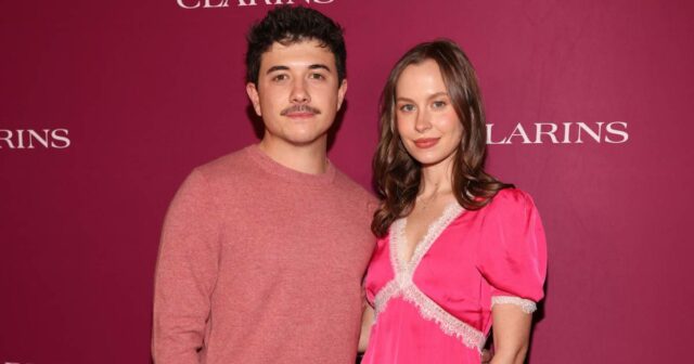 O marido da grávida Natasha Bure comemora seu primeiro dia das mães

