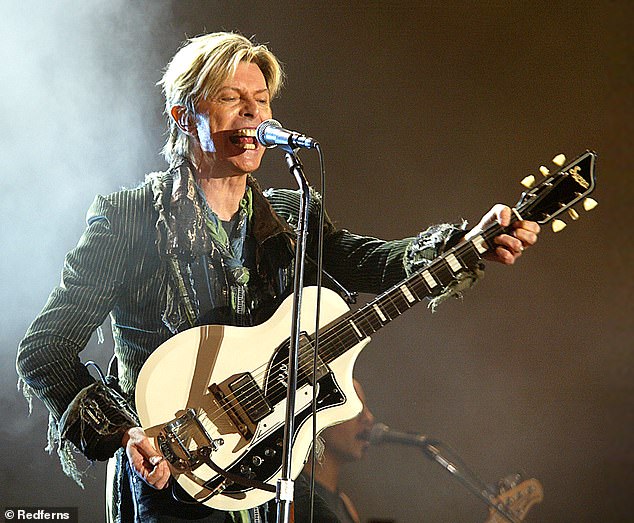 Bowie é manchete em 2004