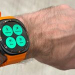 Samsung Galaxy Watch Ultra com um gato preto na tela inicial