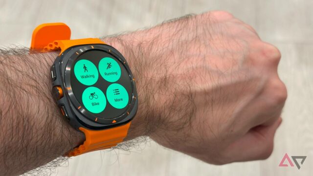 Samsung Galaxy Watch Ultra com um gato preto na tela inicial