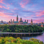 Vista panorâmica do Ottawa Parliament Hill ao pôr do sol com céu colorido sobre o Rio Ottawa, no Canadá. O mercado de jogos de azar regulamentado em Ontário agora captura a esmagadora maioria dos jogadores online