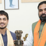 O ministro-chefe de Bihar entrega um cheque de Rs 1 cr para Kishan pelo heroísmo do T20 WC