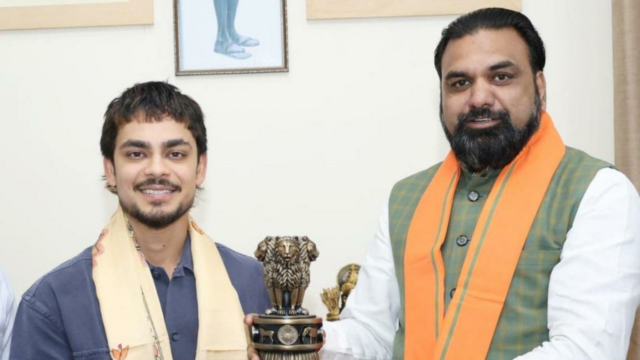 O ministro-chefe de Bihar entrega um cheque de Rs 1 O ministro-chefe de Bihar entrega um cheque de Rs 1 cr para Kishan pelo heroísmo do T20 WC