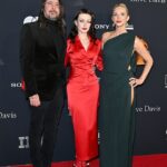 Violet Maye Grohl (centro, foto em 31 de janeiro) iniciou sua carreira musical menos de dois anos depois que seu famoso pai, Dave Grohl, gerou secretamente um bebê, causando um escândalo embaraçoso para sua família e traindo sua segunda esposa, Jordyn Blum Grohl.