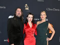 O nome do bebê nepo de Dave Grohl, Violet, 20, o cita duas vezes durante a promoção do álbum de estreia … após seu escândalo secreto sobre o bebê Violet Maye Grohl (centro, foto em 31 de janeiro) iniciou sua carreira musical menos de dois anos depois que seu famoso pai, Dave Grohl, gerou secretamente um bebê, causando um escândalo embaraçoso para sua família e traindo sua segunda esposa, Jordyn Blum Grohl.