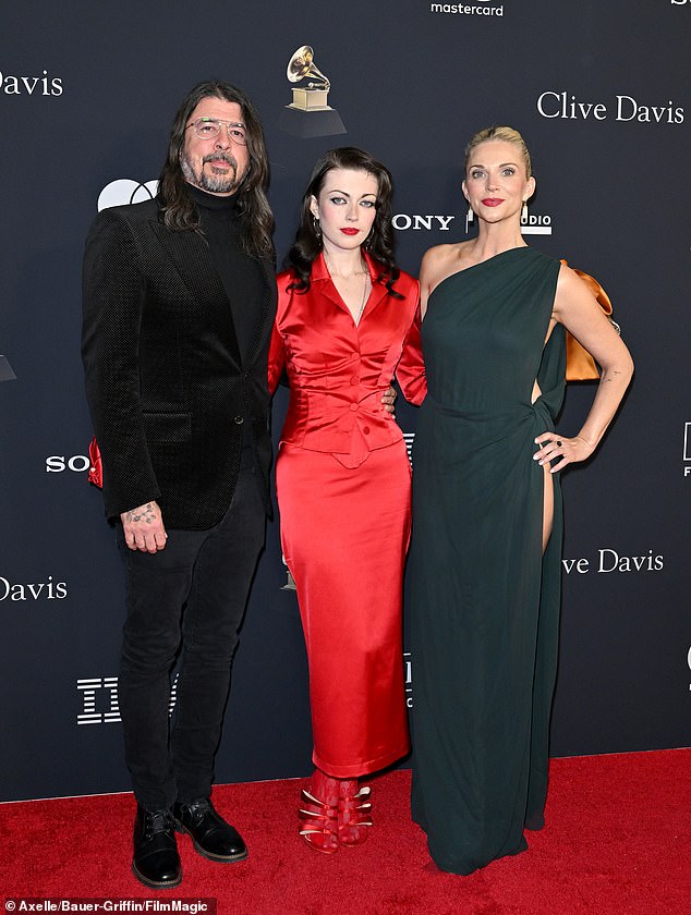 O nome do bebê nepo de Dave Grohl, Violet, 20, Violet Maye Grohl (centro, foto em 31 de janeiro) iniciou sua carreira musical menos de dois anos depois que seu famoso pai, Dave Grohl, gerou secretamente um bebê, causando um escândalo embaraçoso para sua família e traindo sua segunda esposa, Jordyn Blum Grohl.