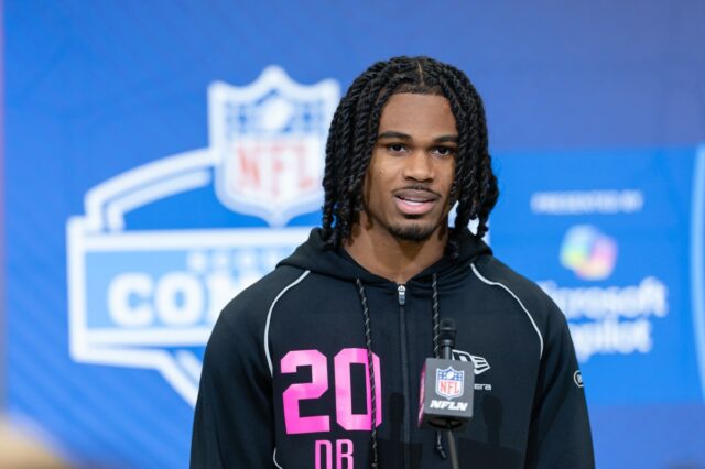 O novato Jermod McCoy, 'esperançoso' dos Raiders, pode jogar em 2026, apesar de uma lesão no joelho
