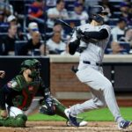 O defensor direito do New York Yankees, Spencer Jones, se conecta em um single RBI contra o New York Mets na quinta entrada durante a Subway Series no Citi Field no Queens, Nova York, EUA, sexta-feira, 15 de maio de 2026.