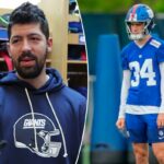 Dominic Zvada com uniforme nº 34 do New York Giants com capacete em um campo de treino.