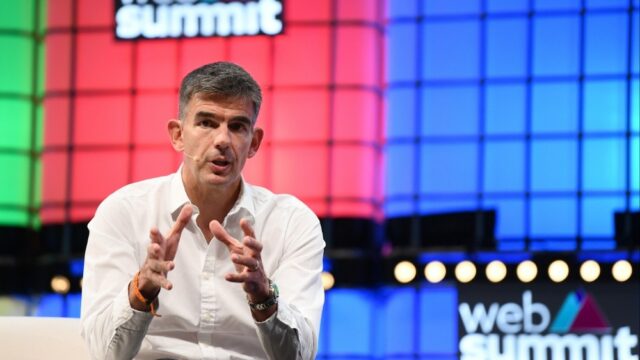 O novo chefe da BBC, Matt Brittin, alerta a equipe que 'escolhas difíceis são inevitáveis ​​à medida que economizamos' no primeiro dia de trabalho
